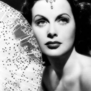 Hedy Lamarr mit Fächer