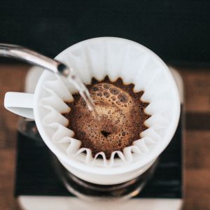 Filterkaffee wird mit Wasser aufgegossen